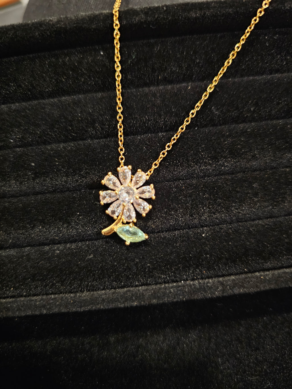 18k Gold Plated - Tarnish Resistance Flower Pendant Necklace